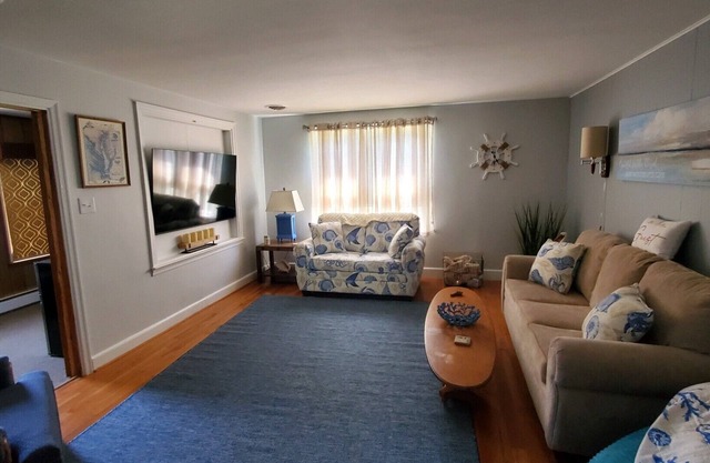 3 min walk to the Bay, restaurants and shopping!