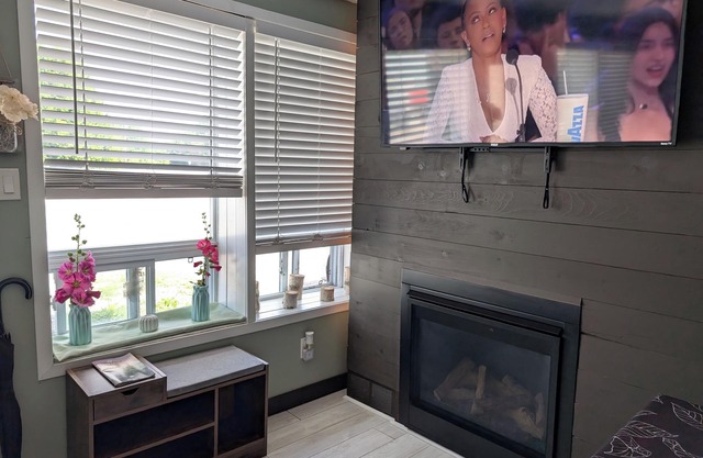 Almaguin Hideaway Retreat: Rustic and chic 1-bedroom house. Downtown South River