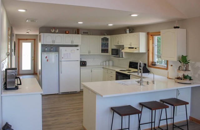 Almost Heaven on Big Gull - Newly Renovated Waterfront Cottage w/ WiFi, A/C