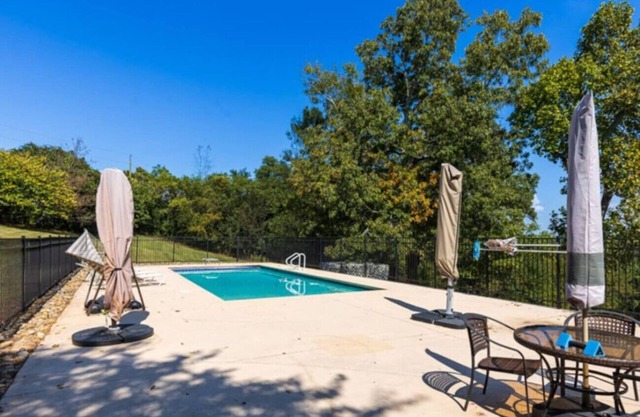 Almost Heaven! Incredible outdoor pool, WiFi, AC