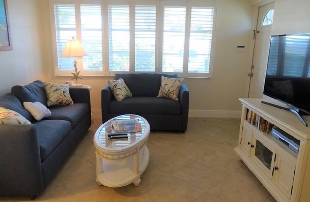 Aloha Kai - Unit 3-close to the pool!