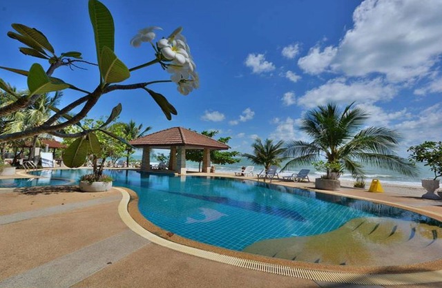 Alongkot Beach Resort Khanom
