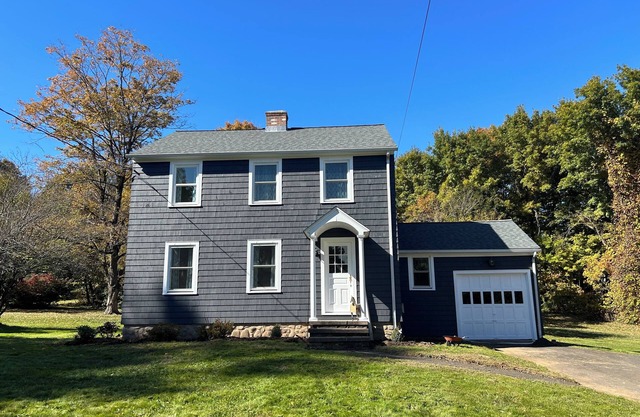 Alongside ski area. Charming house in Middlefield, 2 hrs from NY or Boston