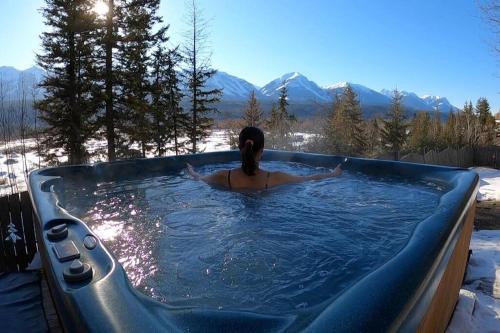 Alpenrose , hottub, Big Deck, Mountain Views