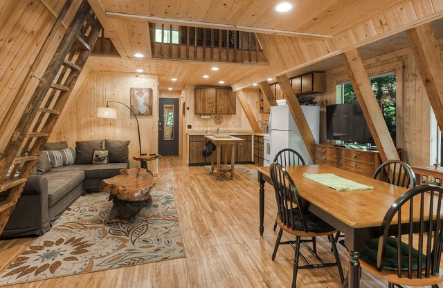 NEU! A-Frame nur wenige Minuten zum Skigebiet und Wanderungen mit Whirlpool, geräumigen Garten