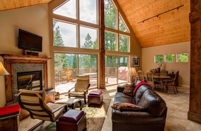Alpine Aerie im Yosemite West! Das dreistöckige Haus verfügt über drei Schlafzimmer, drei bathr ...