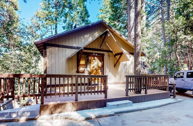Alpine cabin with furnished deck, fireplace & inviting interior