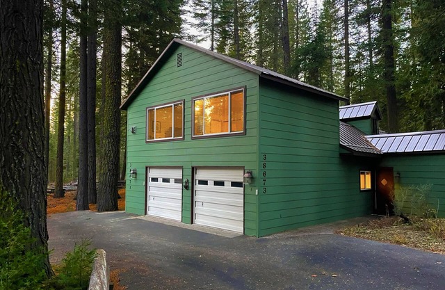 Alpine Chalet on 2 Acres + EV Chgr + Starlink + 10 min from Lassen National Park