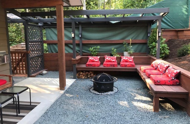 Alpine cottage nestled in a tranquil green sanctuary - 5 minutes from the beach.
