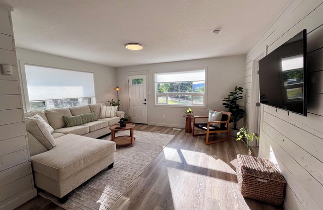 Alpine Escape-Completely renovated home 20 minutes to Jasper National Park Gate!