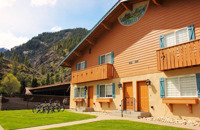 Alpine Escape: Townhouse w/ Hot Tub: Downtown!