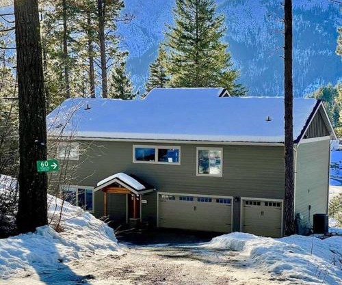 Alpine Lodge - Epic Mountain Views, Hot Tub, 2 Miles to Town