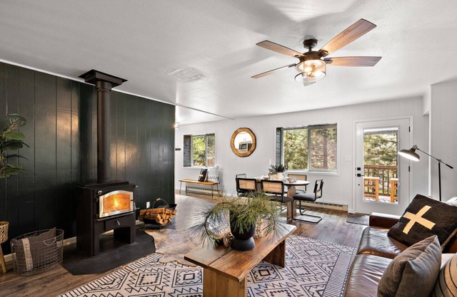 Alpine Nine - Modern, cozy cabin in the woods close to town