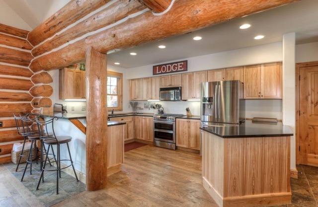Stunning 4 Bed/ 3 Bath Ski In & Ski Out Cabin