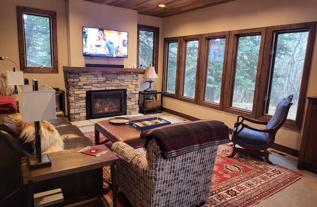 Alpine Serenity Retreat. 2BR 3BA Lux Condo. Great location! Walk to lifts.