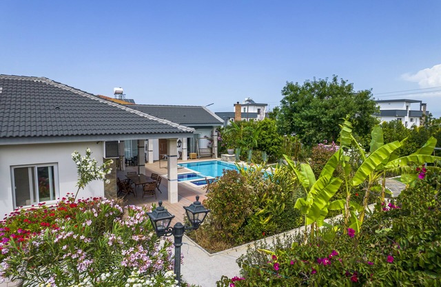 Eine Luxusvilla mit privatem Pool und Whirlpool