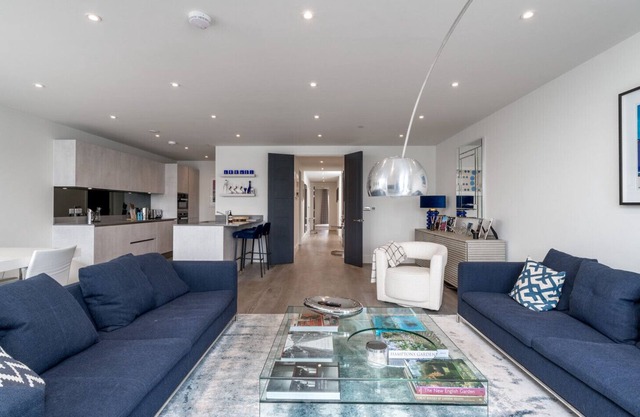 ALTIDO Spectacular 3-bed flat overlooking river Thames
