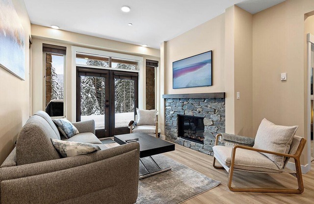 Altitude 25: Modern 2BDRM Condo w/Private Hot Tub