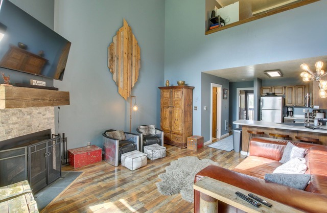 NEU! Condo w / Kamin + Balkon, 6 Mi zum Powder Ski