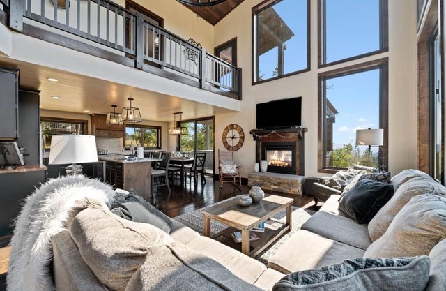 Altitude Adjustment- Panoramic Views, Sleeps 12