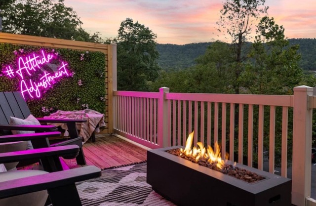 Altitude BnB- Views, 6 Custom Bunks, 2 Fire Pits, Hot Tub, 2 Arcades!!