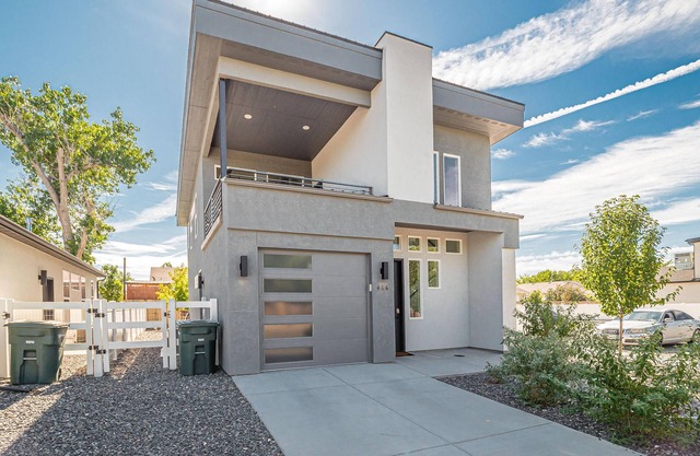 Altitude: Pet Friendly w/ Fenced Back Yard and Private Balcony
