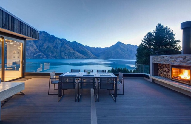 Zeitgenössisches Luxushaus mit weitem Seeblick
