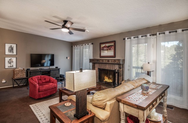 Alto Mountain Hideaway! Spacious condo with large deck