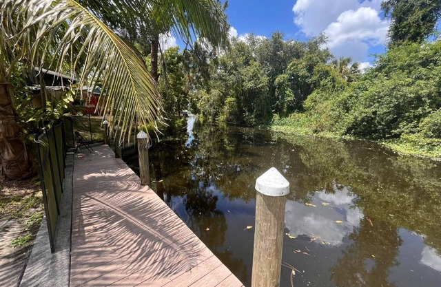 Alva Getaway on Canal – Big Yard and Relaxing Vibes