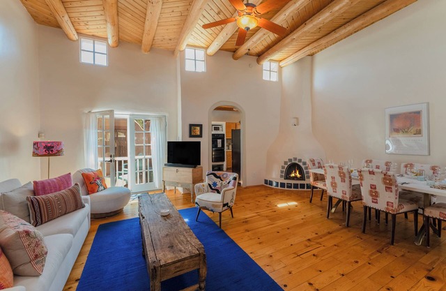 Amado - Amazing Railyard Location, Kiva Fireplace