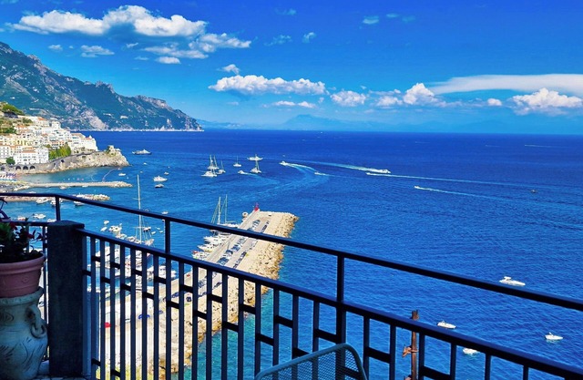Amalfi Detached Seafront Villa 🏡 Solarium ☀️ Terrace/BBQ ❤️ Walk to Beach 🏖️