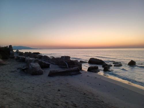 Amanecer en Torre la sal, a 50 metros de la playa, con Wifi Gratuito, Piscina y Plaza de Garaje