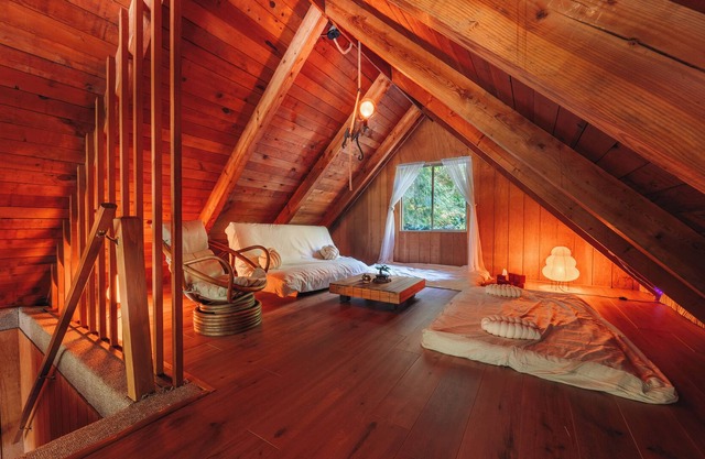 Amanita- Riverfront wellness cabin with hot tub & sound bath room!