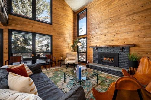 Amazing Pineview Hideaway with Hot Tub and Stunning Views