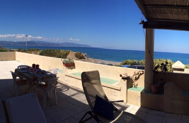 Erstaunliche Terrasse am Strand zwischen Milazzo und Tindari