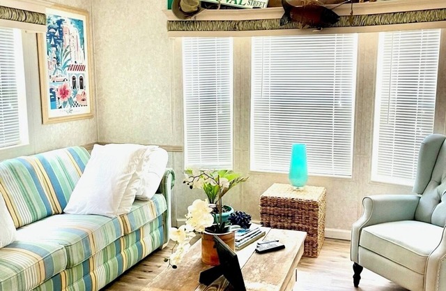 Cozy 1-bedroom cabin park model with AC, WiFi in soothing Elberta ,Al