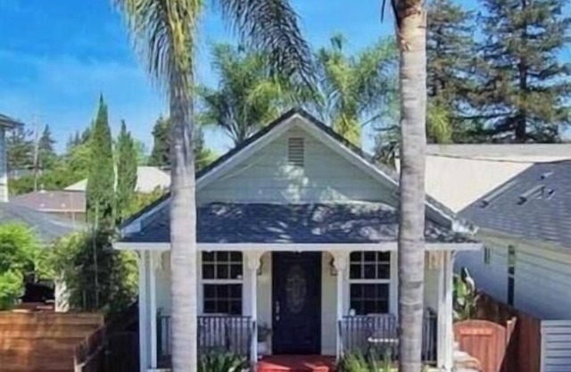 Amazing 2 Bedroom/2 Bath Cottage in the heart of Downtown Napa