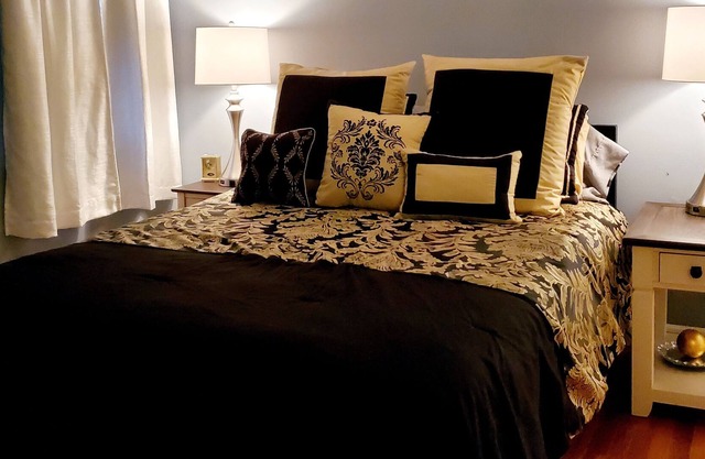 Amazing 2 bedrooms apartment 3 beds and walking distance to Cove Beach