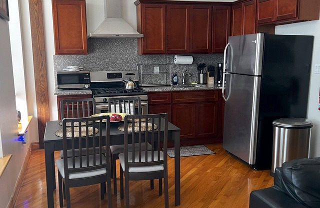 Erstaunliche 2 BR Brownstone Apt.