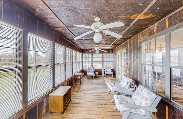 Amazing 2nd-floor home with screened porch, cornhole, grill, central AC, kitchen