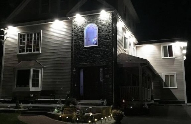 Luxury 3 bedroom apartment with porch and 1.8 miles away from Beach.Salisbury,MA