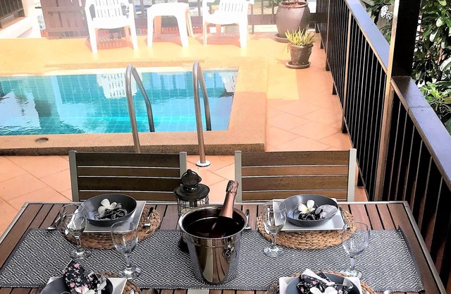 Erstaunliche Villa mit 3 Schlafzimmern und Meerblick, Tauchbecken und Dachterrasse.