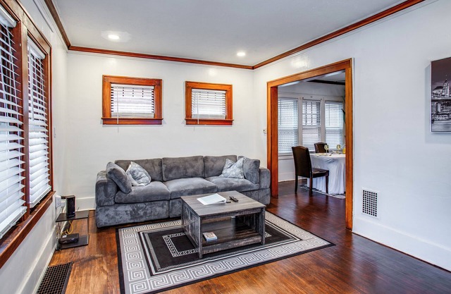 Amazing 3BR house in Rochester with AC, WiFi, Steps: Airport, UofR, RIT, Strong
