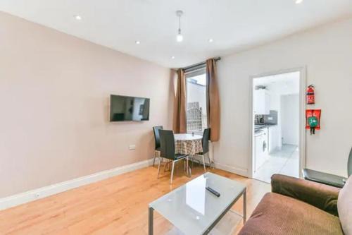 Amazing 4 bed house in Kingston