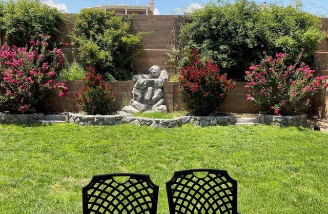 Amazing 4-bedroom: AC, WiFi, 2 car garage with river view in NW Albuquerque