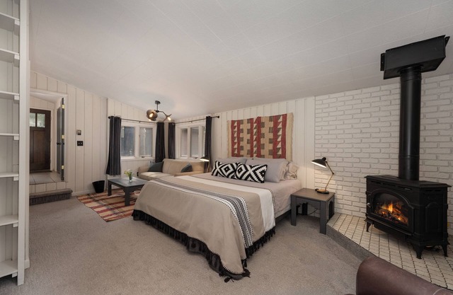 Amazing 4 Bedroom w/ 2 KINGS & HOT TUB!