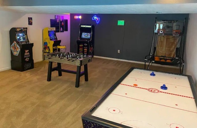 Amazing 5 bedroom home with arcade and pool