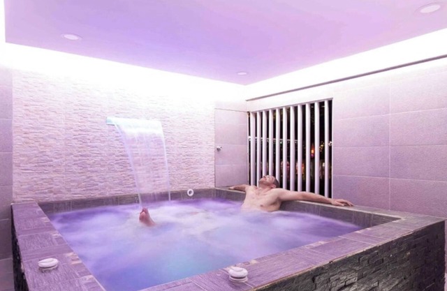 6 bedroom with Jacuzzi 1 block from LLeras