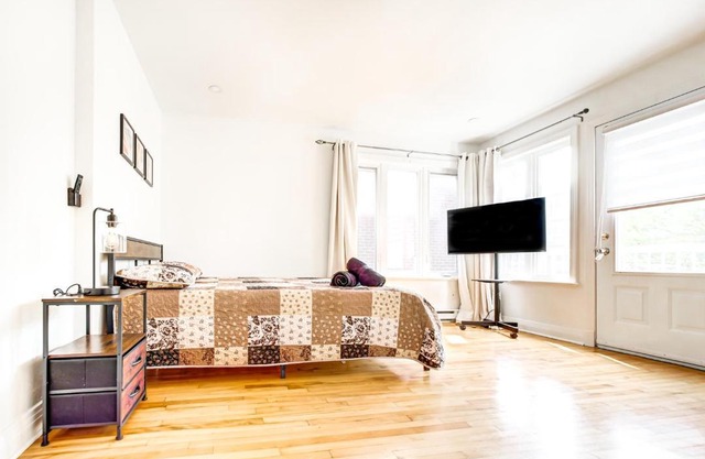 Amazing 8-Bedrooms in Homa Montreal 40