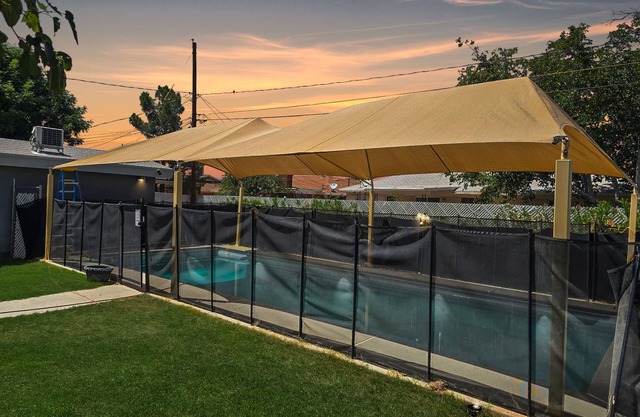 Amazing and inviting hm with 6brm, 4bath, 2kitchens, private pool in quiet area